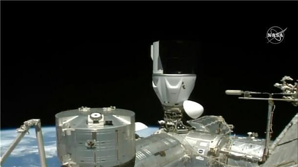 Die Space-X-Kapsel beim Andocken an die Internationale Raumstation.