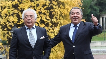Die spanischen Sänger Antonio Romero (l) und Rafael Ruiz (r) von der Flamenco- und Rumbagruppe Los del Rio wurden mit dem Song „Macarena“ weltbekannt. Ihre anderen Lieder kennt aber kaum jemand.