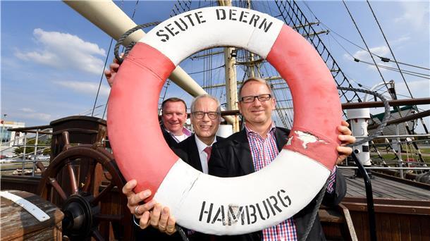 Die SPD-Abgeordneten Uwe Schmidt (links) und Johannes Kahrs (rechts) besorgten im Bundestag Geld für die „Seute Deern“. In der Mitte: Konrad Otten vom DSM.