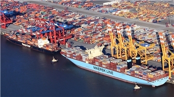 Schiffe am Containerterminal.