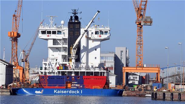 Mitarbeiter verlassen die Lloyd Werft Die SPD-Bürgerschaftsfraktion konfrontiert im Parlament das Wirtschaftsressort mit alarmierenden Zahlen: Demnach soll es bereits 80 Eigenkündigungen auf der Lloyd Werft gegeben haben.