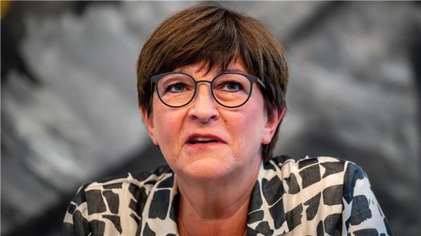 Esken: LNG-Terminal notwendig - Aber besser kommunizieren Die SPD-Bundesvorsitzende Saskia Esken verteidigt Pläne zum Bau eines LNG-Terminals in der Ostsee.