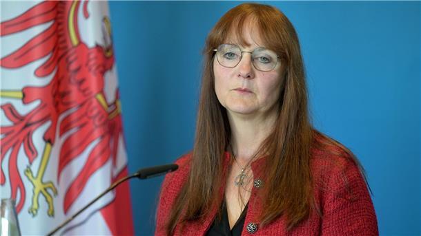 Die SPD-Politikerin Katrin Lange gibt nach tagelangem Streit um die Entlassung des Verfassungsschutzchefs in Brandenburg ihr Amt als Innenministerin auf.
