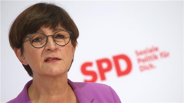 Esken sieht Energieversorgung gesichert Die SPD-Vorsitzende Saskia Esken beantwortet nach einer hybriden Sitzung ihrer Partei im Willy-Brandt-Haus Fragen von Journalisten.