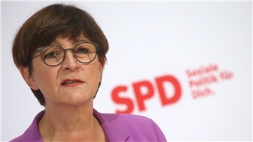 Die SPD-Vorsitzende Saskia Esken beantwortet nach einer hybriden Sitzung ihrer Partei im Willy-Brandt-Haus Fragen von Journalisten.