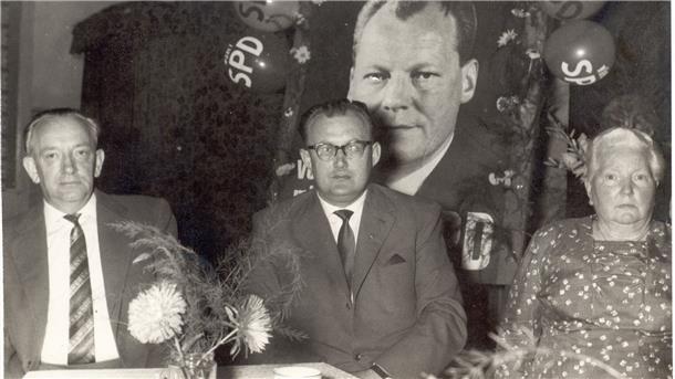 Die SPD wirbt im September 1961 um Stimmen für ihren Kanzlerkandidaten Willy Brandt. Das ist eine ernste Sache, wie die Gesichter der örtlichen Parteimitglieder Wilhelm Thäte (links), Heinrich Müller und Agnes Mascharek verraten.