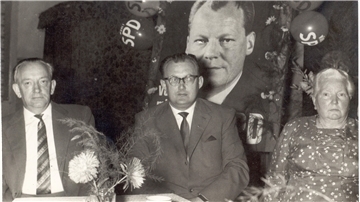 Die SPD wirbt im September 1961 um Stimmen für ihren Kanzlerkandidaten Willy Brandt. Das ist eine ernste Sache, wie die Gesichter der örtlichen Parteimitglieder Wilhelm Thäte (links), Heinrich Müller und Agnes Mascharek verraten.