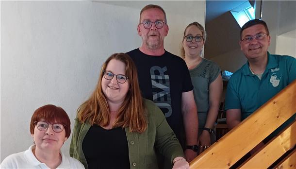 Speelschar Reitland blickt auf erfolgreiche Theatersaison zurück Die Speelschar Reitland von unten nach oben:
Ulla Grape als Kassenwartin, Meike Ripphoff als 2. Vorsitzende, Thomas Helms als 1. Vorsitzender, Carina Wispeler als Schriftwartin, Stefan Marburg als Kassenprüfer, nicht auf dem Foto: Jörg Wiggers als Pressewart.