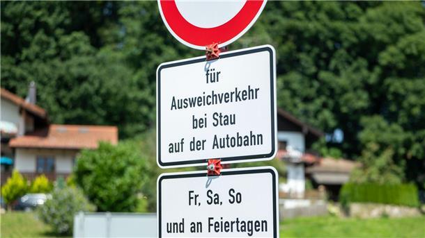 Bei Stau auf A8 künftig Nutzung von Ausweichrouten verboten Die Sperrungen gelten von Freitag bis Sonntag und an Feiertagen.