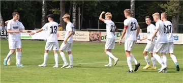 Die Spieler aus der letztjährigen U17 - hier beim Torjubel gegen Braunschweig - können offenbar auch in der U19-Regionalliga ein gute Rolle spielen.