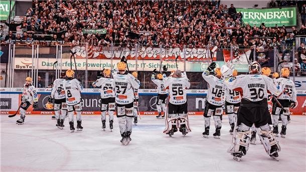 Die Spieler der Fischtown Pinguins jubeln nach dem Sieg beim ERC Ingolstadt auf dem Eis.