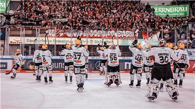 Die Spieler der Fischtown Pinguins jubeln nach dem Sieg beim ERC Ingolstadt auf dem Eis.