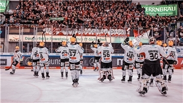 Die Spieler der Fischtown Pinguins jubeln nach dem Sieg beim ERC Ingolstadt auf dem Eis.