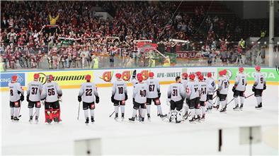 Die Spieler der Fishtown Pinguins feierten trotz Niederlage mit den Fans in Prag.