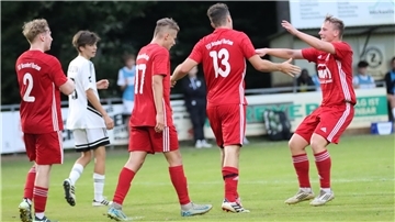 Die Spieler der FSV Hesedorf/Nartum – hier beim Torjubel in Zeven – wollen endlich wieder mehr eigene Tore feiern.