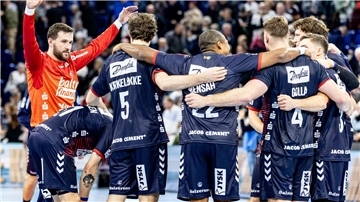 Die Spieler der SG Flensburg-Handewitt feiern den Derby-Sieg.