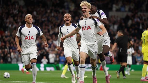 Die Spieler der Tottenham Hotspur nach ihrem Führungstor