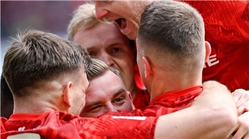 Die Spieler des 1. FC Kaiserslautern feiern den Sieg gegen Jahn Regensburg.