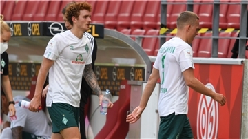Die Spieler Joshua Sargent (l) und Ludwig Augustinsson gehen nach einer Niederlage vom Platz. Von weniger Gehalt dürften sie ebenso wenig begeistert sein.
