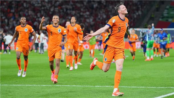 Die Spieler von den Niederlanden um Wout Weghorst (vorne rechts) jubeln über den Sieg und Einzug ins Halbfinale.