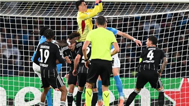 Die Spieler von Eintracht Frankfurt um Robin Koch (r) vermissten beim Gastspiel in Neapel die eigenen Fans.