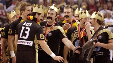 Die Spieler wussten, wem sie am 4. Februar 2007 nach dem Gewinn der Handball-Weltmeisterschaft zu danken hatten.