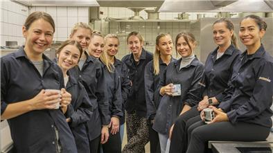 Die Spielerfrauen der Fischtown Pinguins (von links) Teja, Siara, Ellena, Svenja, Michaela, Michelle, Emilie, Maren, Alexandra und Angelica backen Kekse für einen guten Zweck.