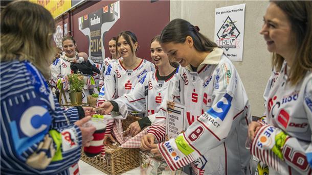 Die Spielerfrauen der Pinguins verkaufen Kekse für einen guten Zweck. Die Aktion war ein voller Erfolg.