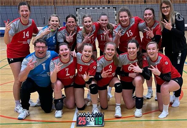 Zevener Volleyballerinnen spielen auch nächste Saison in der Oberliga Die Spielerinnen des TuS Zeven zeigen es an - drei Punkte gab es für den glatten 3:0-Sieg gegen die Weserbergland Volleys.