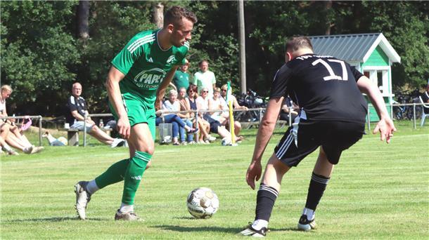 Wie die Trainer vor der Pokalpartie des SVA ihre Teams gegenseitig loben Die Spielintelligenz von Phil Steffens (links) ist gegen den TSV Ottersberg gefragt. Er kann gegen den Favoriten den Unterschied machen.