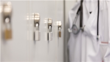 Die Spinds der Mitarbeiter in einem Krankenhaus sind mit Vorhängeschlössern verschlossen.