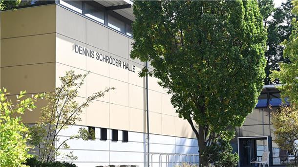 Die Sporthalle an Dennis Schröders alter Schule heißt nun wie er.