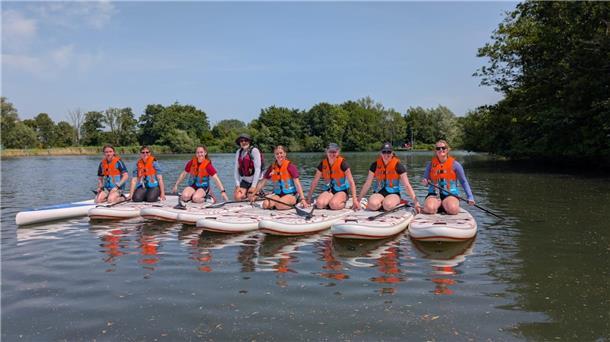 Acht Menschen auf acht SUP-Boards