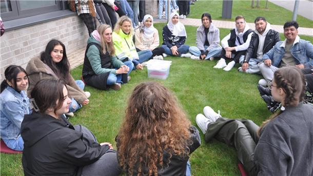 Bremervörder Schulen setzen Zeichen für Demokratie Die Sprachlernklasse der BBS sitzt auf dem Gelände beisammen.