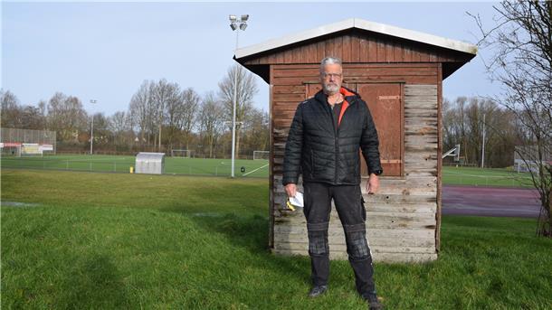 5 Dinge, die Sie noch nicht über das Plaatweg-Stadion in Nordenham wussten Die Sprecherkabine zwischen den beiden Plätzen hat ihre besten Jahre auch schon wieder hinter sich. Matthias Muskulus ist der städtische Betriebsleiter des Sportzentrums Mitte und kümmert sich auch ums Stadion.