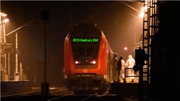 Messerattacke im Zug: Kritik an Behördenkommunikation  Die Spurensicherung am Bahnhof Brokstedt nach dem tödlichen Messerangriff am 25. Januar.