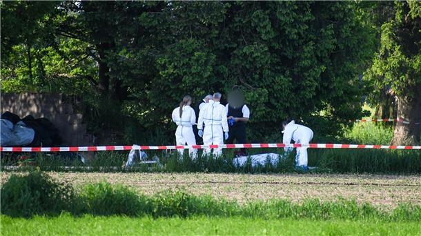 Junge Frau in Sauerlach auf Feldweg umgebracht Die Spurensicherung begutachtet den Fundort der Frauenleiche.