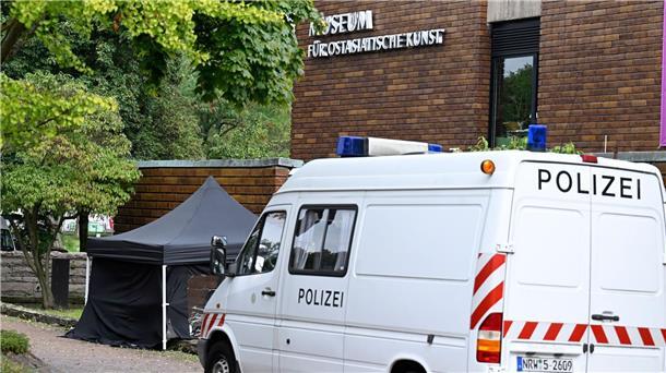 Millionenbeute: Porzellan aus Kölner Museum gestohlen Die Spurensicherung der Polizei am Museum für Ostasiatische Kunst in Köln.