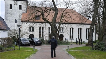 Die St.-Lucas-Kirche in Scheeßel am Freitagmittag: Beamte der Polizeiinspektion Rotenburg sind vor Ort, um die Trauerfeier für die beiden Opfer aus Westervesede eng zu begleiten.