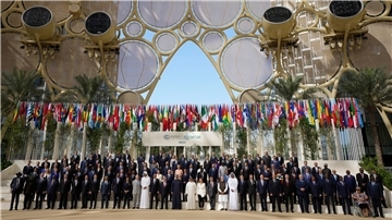 Die Staats- und Regierungschefs der Welt stehen beim UN-Klimagipfel für ein Gruppenfoto zusammen.