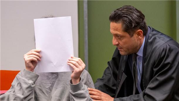 Jugendstrafe für Axtmord an eigener Mutter Die Staatsanwaltschaft wirft dem Angeklagten Mord und versuchte, schwere Brandstiftung vor.