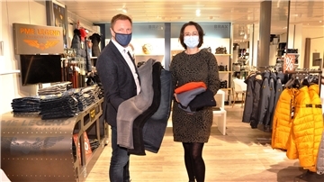 Die Staatskanzlei hat definiert, dass ein individuell bestelltes Kleidungsstück – zum Beispiel ein neuer Anzug – im Geschäft anprobiert werden darf, das Anprobieren einer Jeans ist jedoch nicht erlaubt.