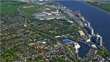 Das Foto zeigt den Hafen aus der Vogelperspektive. 