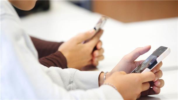 Handy-Verbot an Schulen in Bremen: Darum macht Bremerhaven nicht mit Die Stadt Bremen verbietet ab 1. Juni Handys in Schulen. Bremerhaven macht nicht mit.