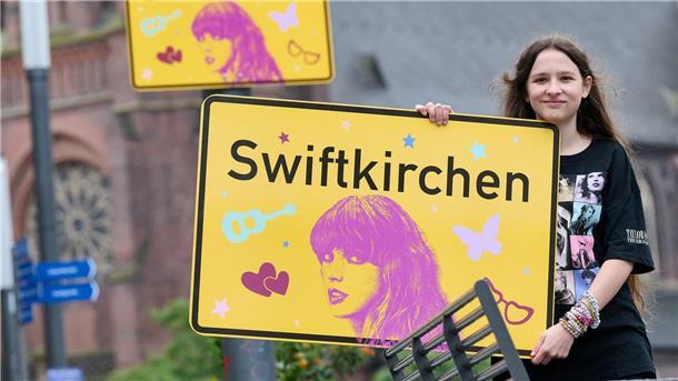 Zu Ehren von Taylor Swift: Gelsenkirchen wird „Swiftkirchen“ Die Stadt Gelsenkirchen wird im Juli Schauplatz für die „Eras Tour“ von Superstar Taylor Swift - und gibt zu Ehren der Musikerin einen neuen Namen. Enthüllt wurde das „Swiftkirchen“ von Swift-Fan Aleshanee Westhoff.