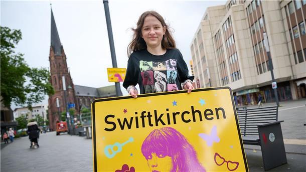 Zu Ehren von Taylor Swift: Gelsenkirchen wird „Swiftkirchen“ Die Stadt Gelsenkirchen wird im Juli Schauplatz für die „Eras Tour“ von Superstar Taylor Swift - und gibt zu Ehren der Musikerin einen neuen Namen. Enthüllt wurde das „Swiftkirchen“ von Swift-Fan Aleshanee Westhoff.