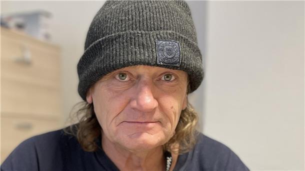 So gibt die Stadt Nordenham einem gebeutelten Obdachlosen eine neue Chance Mann mit Mütze und schulterlangen Haaren.