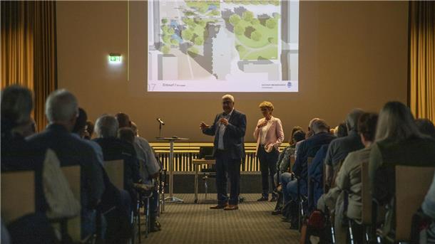 Bremerhavener Innenstadt: Jugendherberge in der City umstritten Die Stadt lädt zum Bürgerdialog ein. Oberbürgermeister Melf Grantz - rechts daneben Innenstadtkoordinatorin Claudia Bitti - erklärt die neuesten Projekte zur Verbesserung des Stadtbildes.