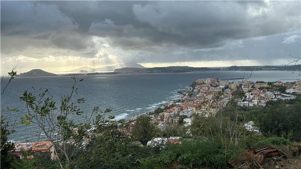 Die Stadt Pozzuoli liegt auf dem Supervulkan Campi Flegrei, wo Experten nach einer Serie von Erdbeben Schlimmeres befürchten.
