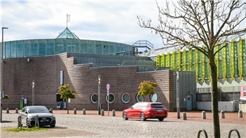 Die Stadthalle Bremerhaven am Wilhelm-Kaisen-Platz im herbstlichen Oktoberlicht.